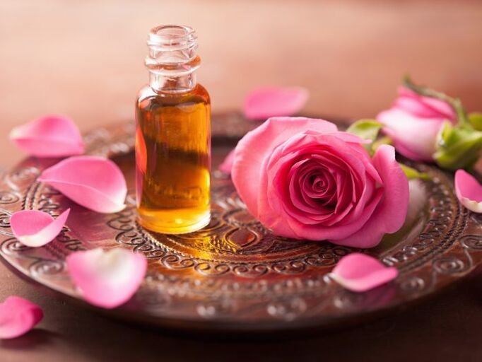 Ruusuöljy voi olla erityisen hyödyllinen ihosolujen uusiutumiseen. 